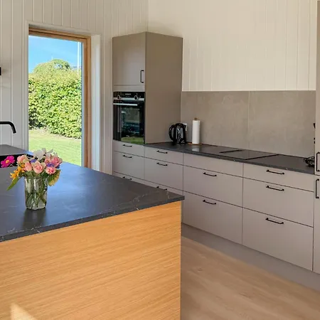 4 Bedroom Pet Friendly In *