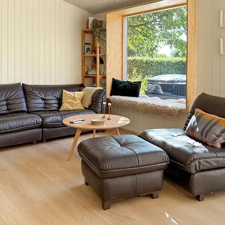 بيت للعطل 4 Bedroom Pet Friendly In *