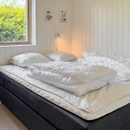 4 Bedroom Pet Friendly In *
