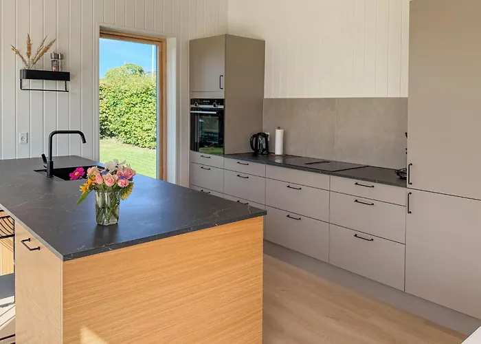 4 Bedroom Pet Friendly In *